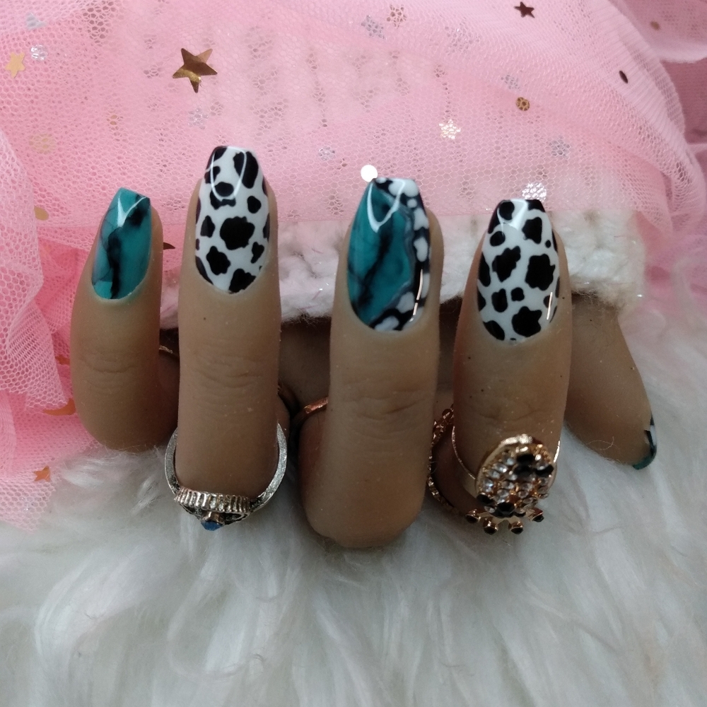 Press on nails (short coffin)